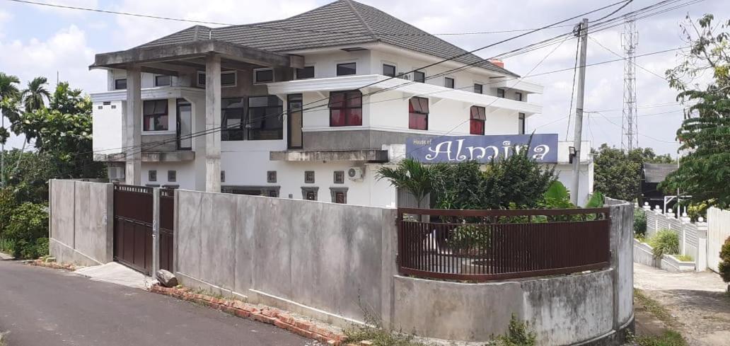 Almira Homestay Jambi Kültér fotó