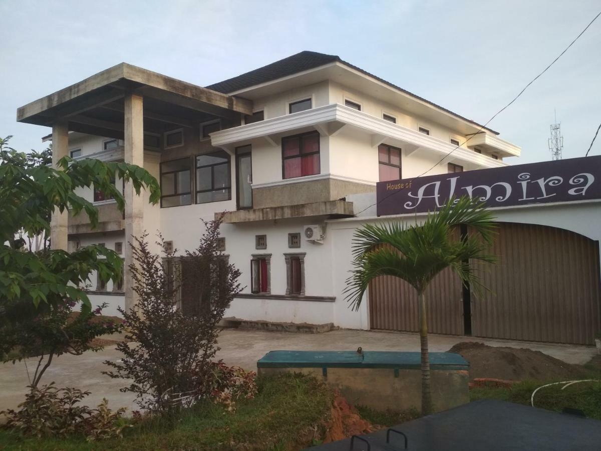 Almira Homestay Jambi Kültér fotó